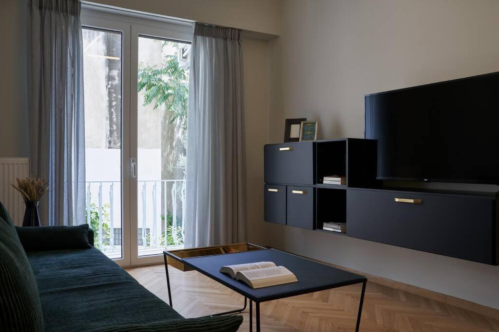 Апартаменты Little Gem: Modern Urban Retreat Афины Экстерьер фото