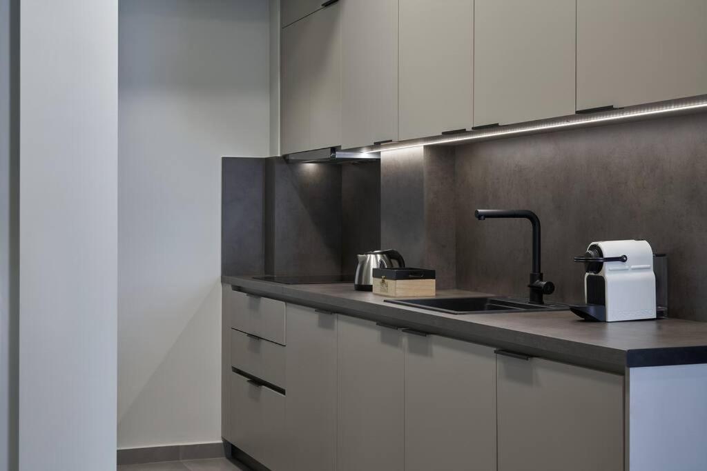 Апартаменты Little Gem: Modern Urban Retreat Афины Экстерьер фото