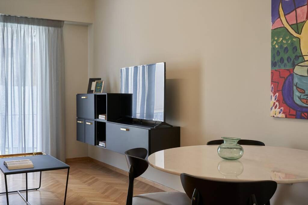Апартаменты Little Gem: Modern Urban Retreat Афины Экстерьер фото