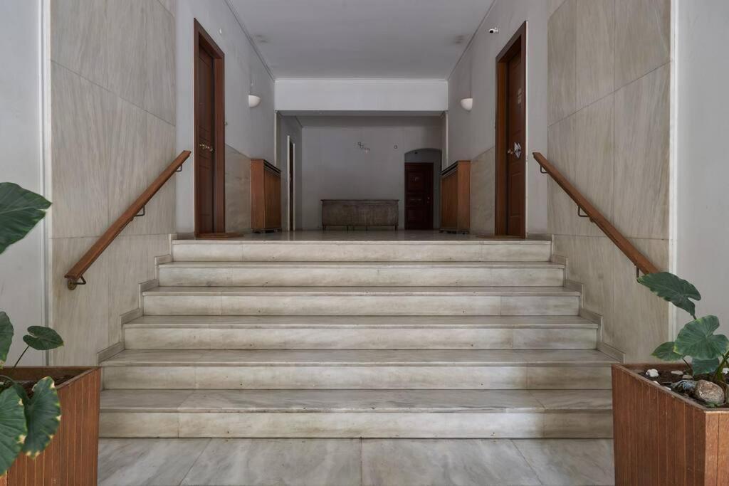 Апартаменты Little Gem: Modern Urban Retreat Афины Экстерьер фото