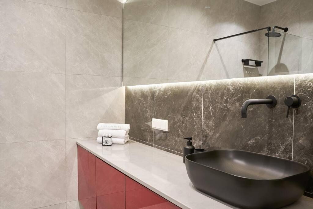 Апартаменты Little Gem: Modern Urban Retreat Афины Экстерьер фото