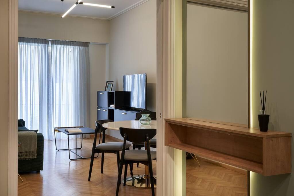Апартаменты Little Gem: Modern Urban Retreat Афины Экстерьер фото